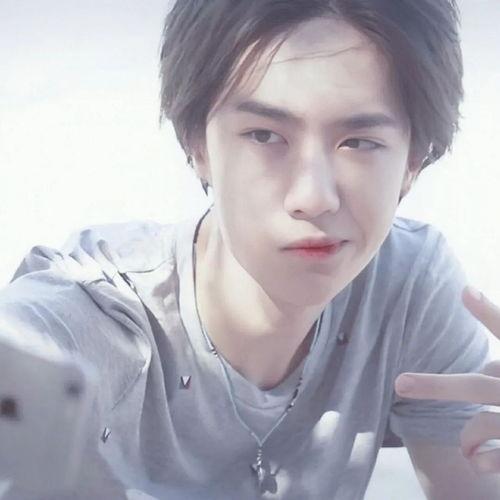 王一博吃瓜主持人视频,主持人搞笑互动引热议