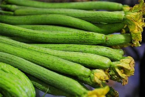 扶手瓜要去皮吃吗视频,视频揭秘正确食用方法